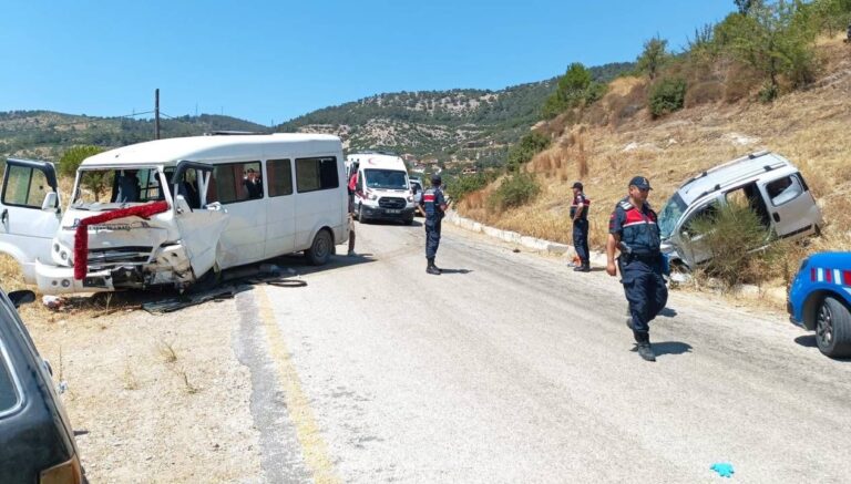 aydinda-iscileri-tasiyan-minibus-ticari-arac-ile-carpisti-3u-agir-8-yarali-AReaUrBb.jpg